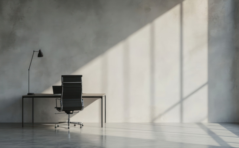 Espacio de trabajo minimalista iluminado por luz natural